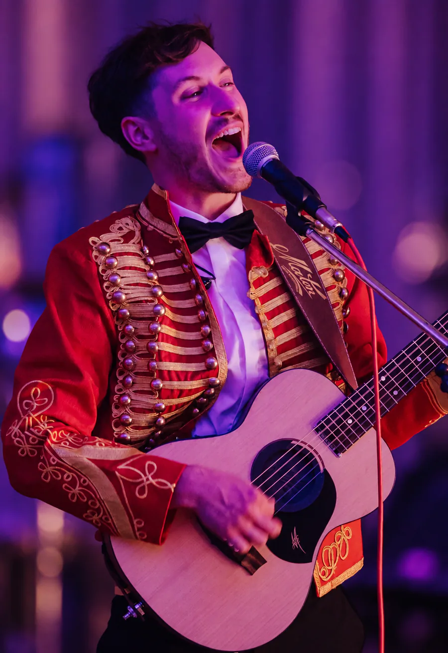 Leon Bungert performing live